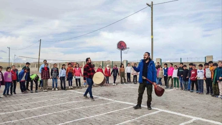 Öğretmen, köy çocuklarını müzikle buluşturuyor