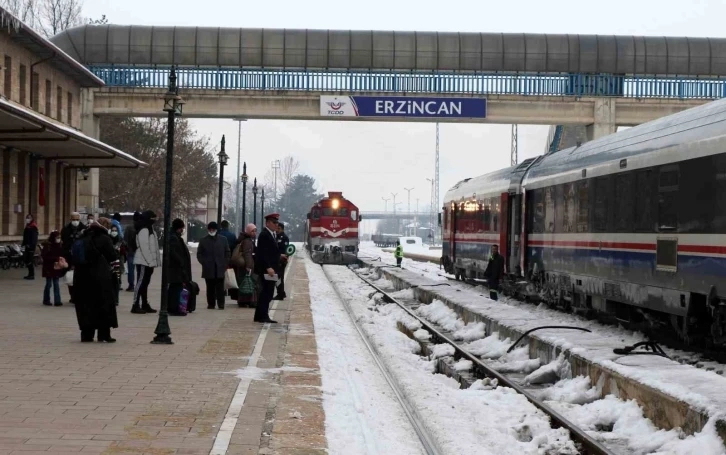 Erzincanlılar, Ankara'dan trenle gelen turistlere sadece bakıyor!