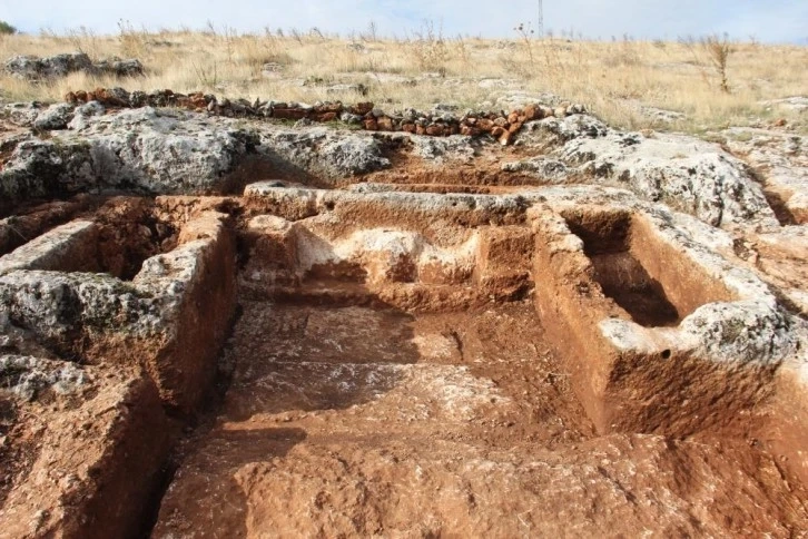 Perre Antik kentte 1800 yıllık boğa başı kabartması bulundu