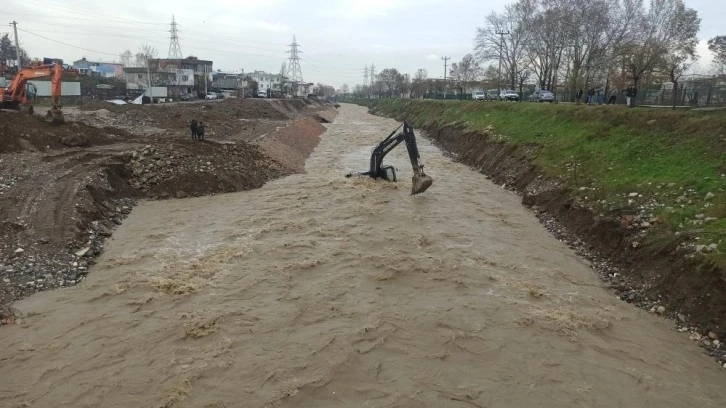 Azgın sel sularında can pazarı