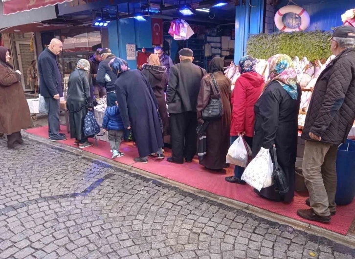 Hamsi Balığında indirim yaptı dükkan önünde uzun kuyruk oluştu