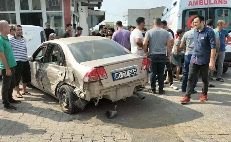 Osmaniye'de Karşı şeride geçip otomobile çarptı: 4 yaralı