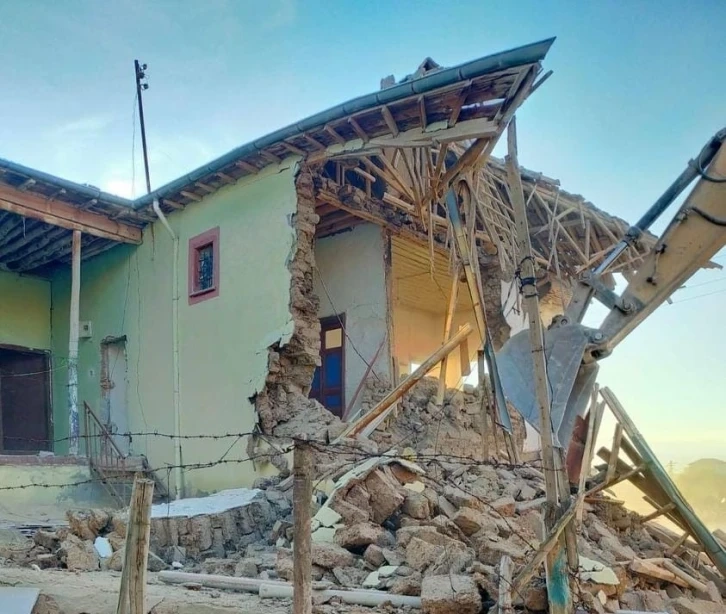 Malatya Yazıhan’daki ağır hasarlı evler yıkılıyor