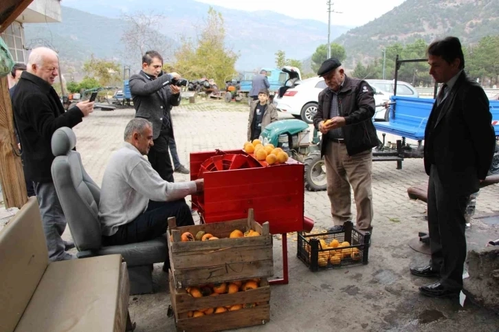 Mucit gibi, Çamaşır makinesini hurma soyma makinesine dönüştürdü