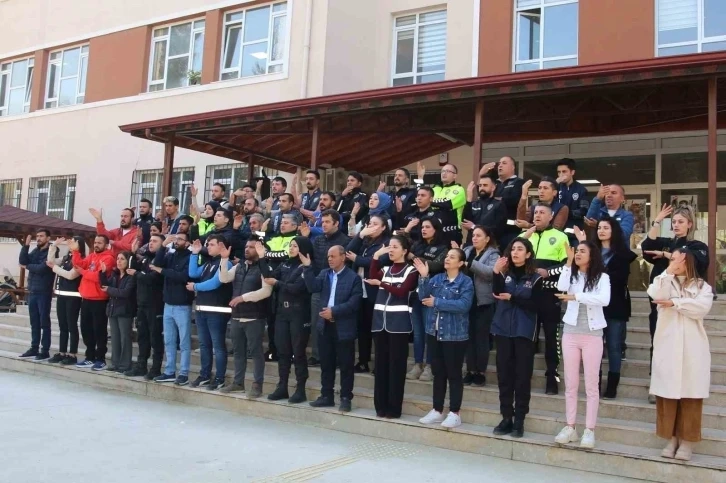 Polisinden işaret diliyle İstiklal Marşı