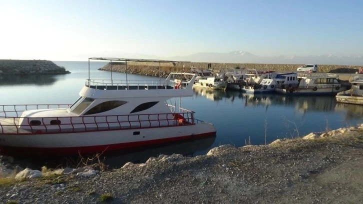 Van Gölü’nde sular çekilince, balıkçı tekneleri limanda mahsur kaldı