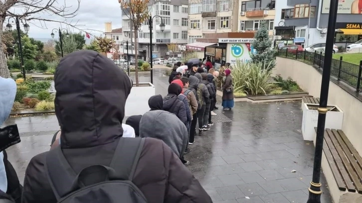 Soğukta öğrenci çilesi, Tekirdağ’da soğukta "kart güncelleme" kuyruğu