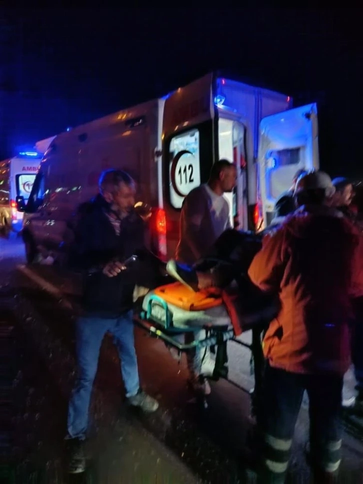 Kızıltepe'de kontrolden çıkan otomobil takla attı: 3'ü çocuk 8 yaralı