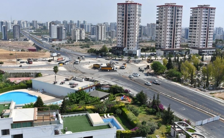 Mersin'de 36. Cadde ile 13. Cadde kesişimi trafiğe kapatıldı