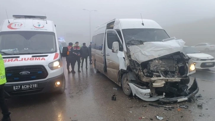 Gaziantep'te yolcu minibüsü vince çarptı: 9 yaralı