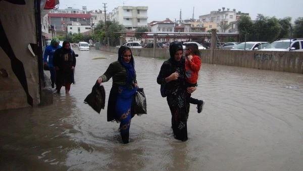 Mersin’de sağanak yağış sele neden oldu