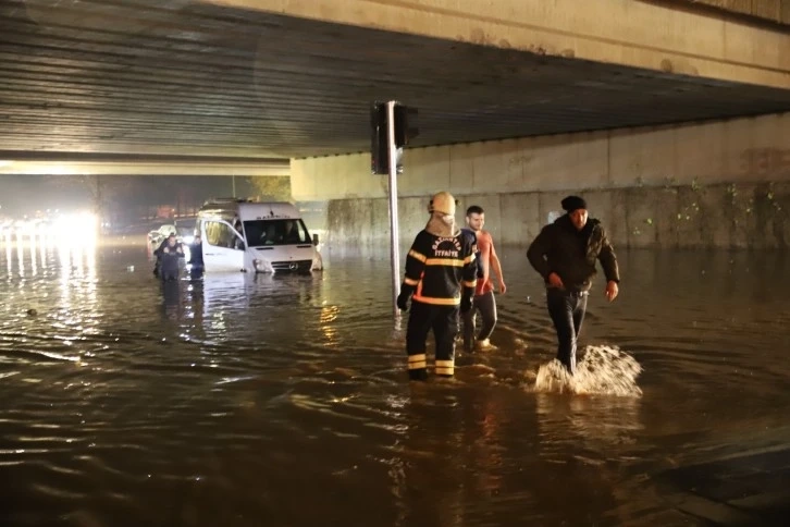 Gaziantep'te alt yapı S.O.S veriyor, yağış nedeniyle köprülü kavşakta 5 araç sular altında kaldı, araçtakiler mahsur kaldı 