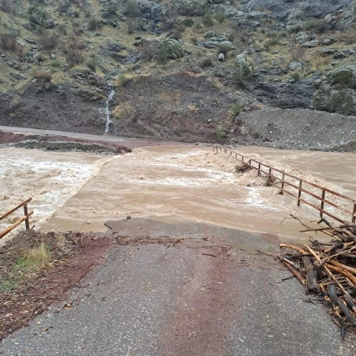 Sincik’te yağış sonrası dere taştı, köprü suda kayboldu