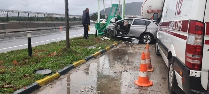 Otomobil tabelaya çarptı, sürücü hayatını kaybetti