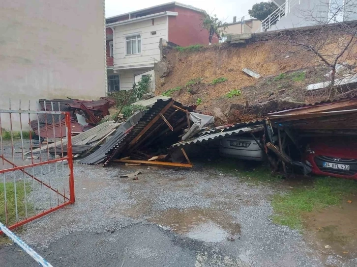 İstinat duvarı çöktü: 4 araçta hasar oluştu, 1 bina boşaltıldı