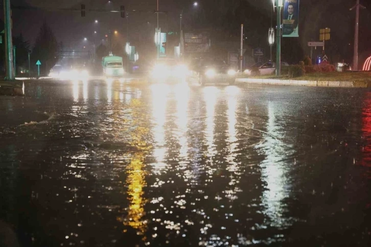 Sağanak yağış Elazığ’da hayatı felç etti: Cadde ve sokaklar göle döndü