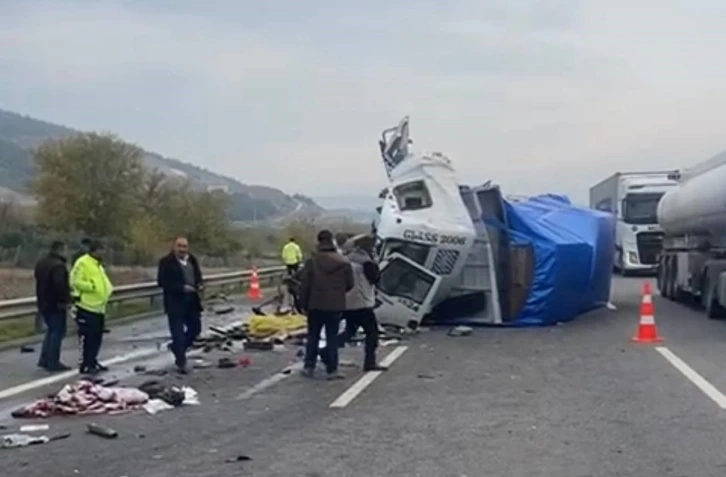 Kamyon, tıra arkadan çarptı: 1 ölü var