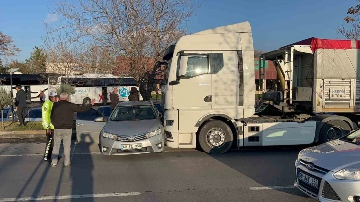 Aksaray da Tırın önünde sürüklenen otomobildeki 3 kişi yaralandı