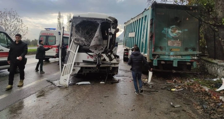 Manisa’da feci kaza: 5’i ağır 17 yaralı