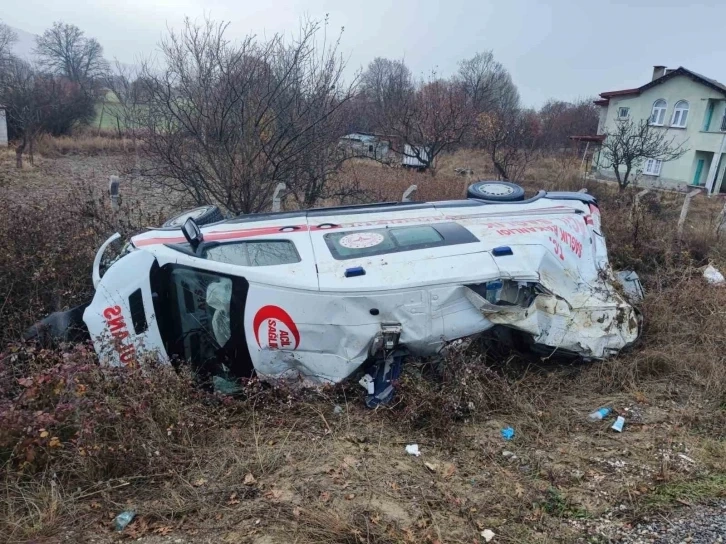 Sağlık ekibi trafik kazası geçirdi: 3 yaralı