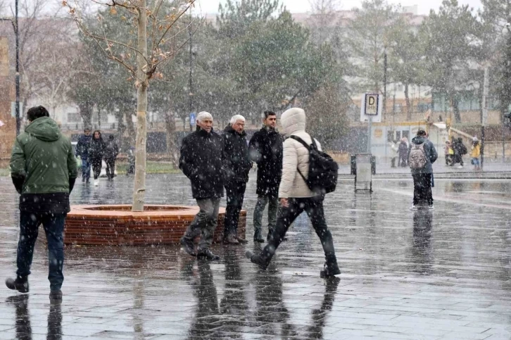 Türkiye'nin en soğuk şehirlerinden Sivas'ta kar şehire giriş yaptı