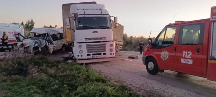 Kadirli'de tır ile minibüs çarpıştı: 2 ölü, 2 ağır yaralı