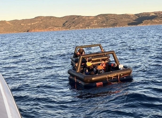 Ege'de Yunan unsurlarınca ölüme terk edilen 23 kaçak göçmen kurtarıldı