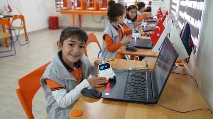 Çocuklara robotik kodlama ve yazılım öğretiyorlar