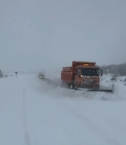 Erzurum - Bingöl yolu kar ve tipi nedeniyle ulaşıma kapandı