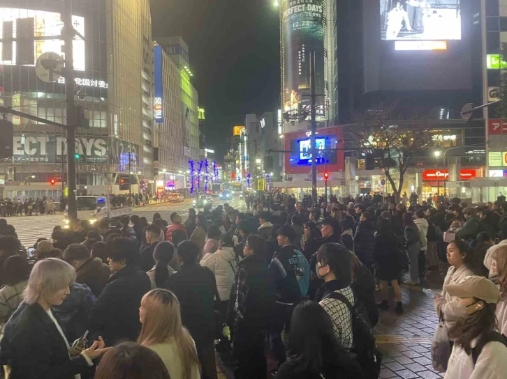 Yüzlerce insan Japonya’da aynı anda yaya geçidinden geçmesi renkli görüntüler oluşturuyor