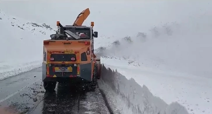 Hakkari'de karda kapanan kara yolu ulaşıma açıldı