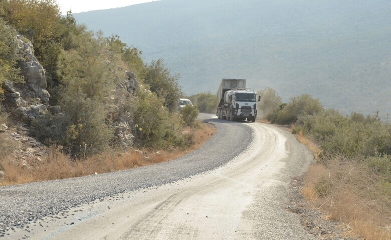 Tarsus'ta yol çalışmaları sürüyor