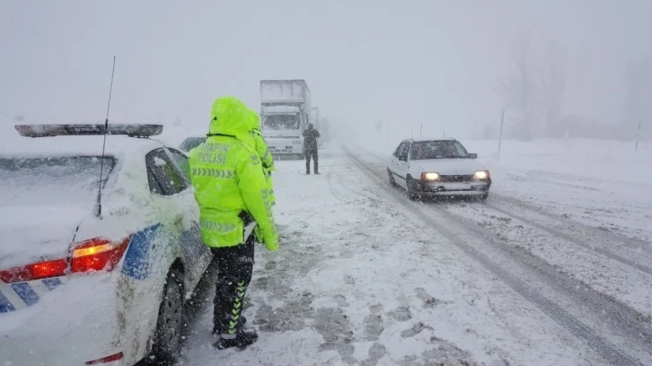 Kar ve tipi Erzurum da ulaşımda aksamalara neden oldu