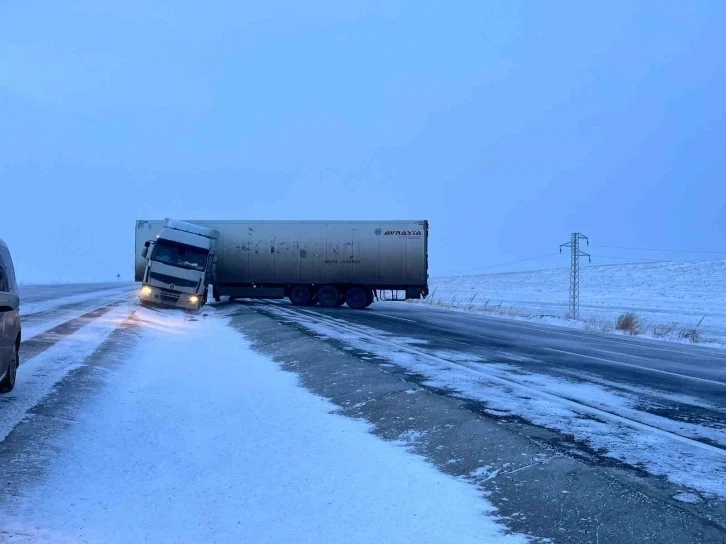 Tipide kontrolden çıkan tırlar yolu trafiğe kapattı