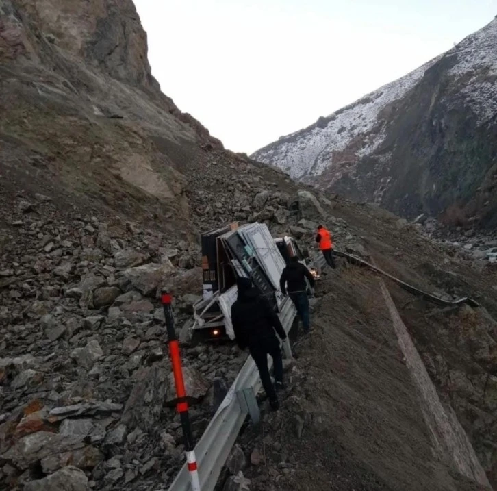 Hakkari Yüksekova yolunda heyelan: 3 yaralı