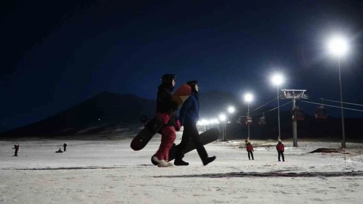 Kış sporu heyecanı, Erciyes’te gece kayağı başladı