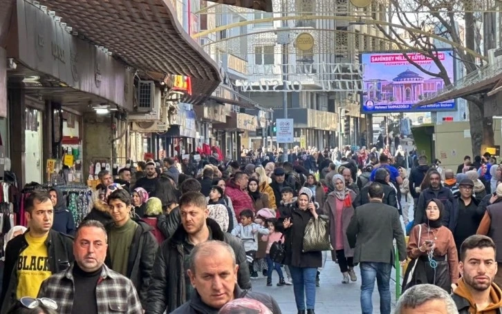 Gaziantep’te alışveriş merkezleri ve caddelerde yeni yıl yoğunluğu