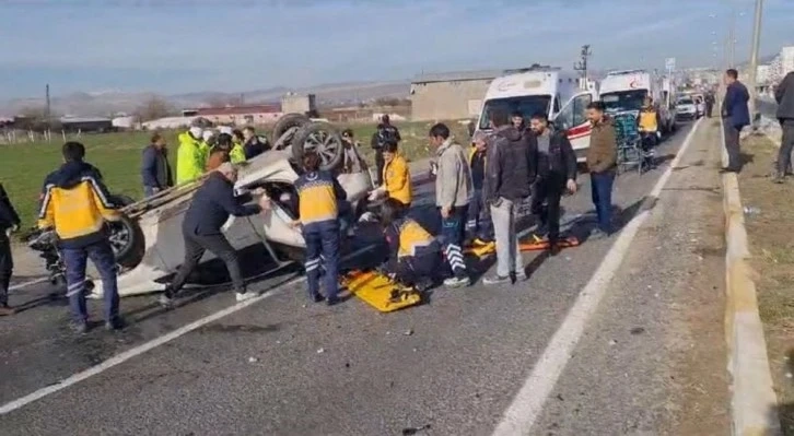 Ergani ilçesinde hafriyat kamyonu otomobille çarpıştı: 1'i ağır 3 yaralı