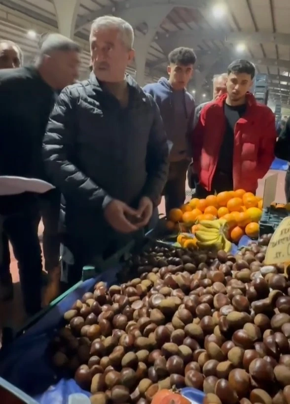 Tahmazoğlu'ndan satış yapan pazarcıya sert tepki