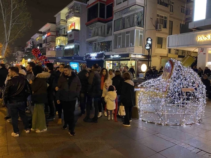 Kadıköy'de Bağdat Caddesi’nde vatandaşlar yeni yıla coşkuyla girdi