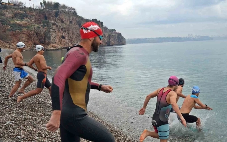 Deniz kirliliğine ‘dur’ demek için denize girdiler