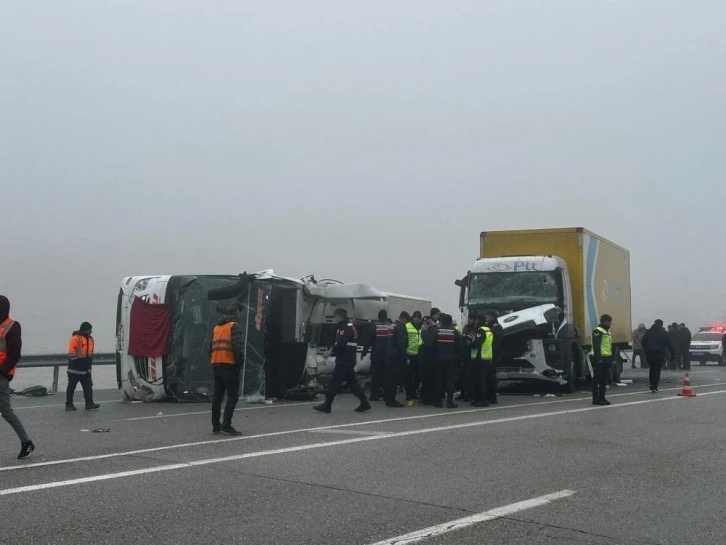 Malatya-Kayseri karayolunda yolcu otobüsü devrildi: 4 ölü, 36 yaralı