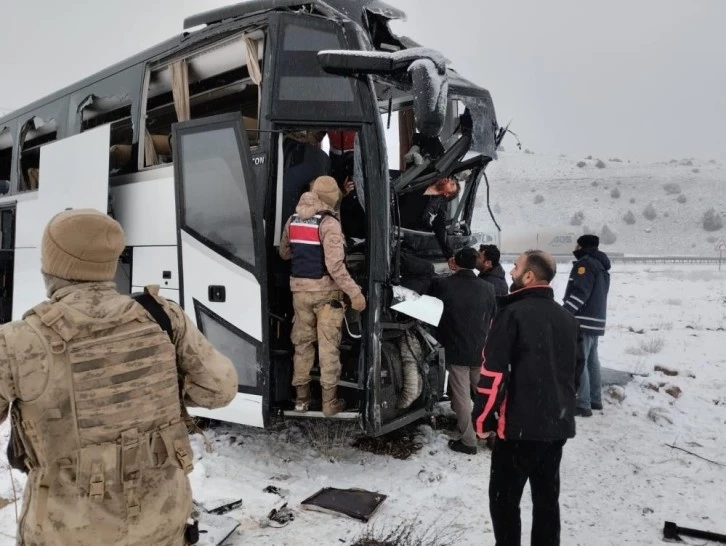 Sarıkamış’ta yolcu otobüsü kaza yaptı: 2 ölü, 8 yaralı