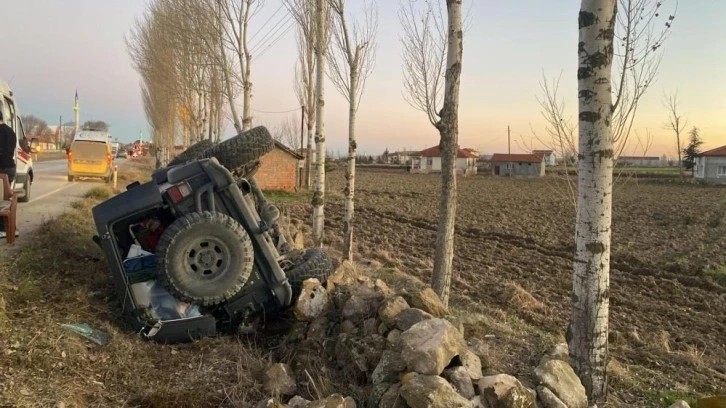 Refüje devrilen arazi aracında :4 kişi yaralandı