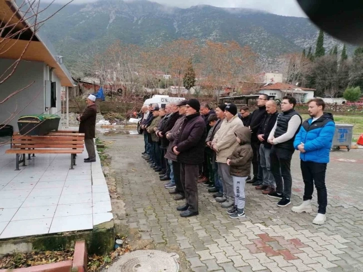 Boğazı kesilerek öldürülen yaşlı kadın toprağa verildi