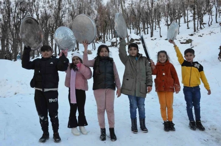 Şırnak’lı çocuklar leğenle kaymanın keyfini çıkardı