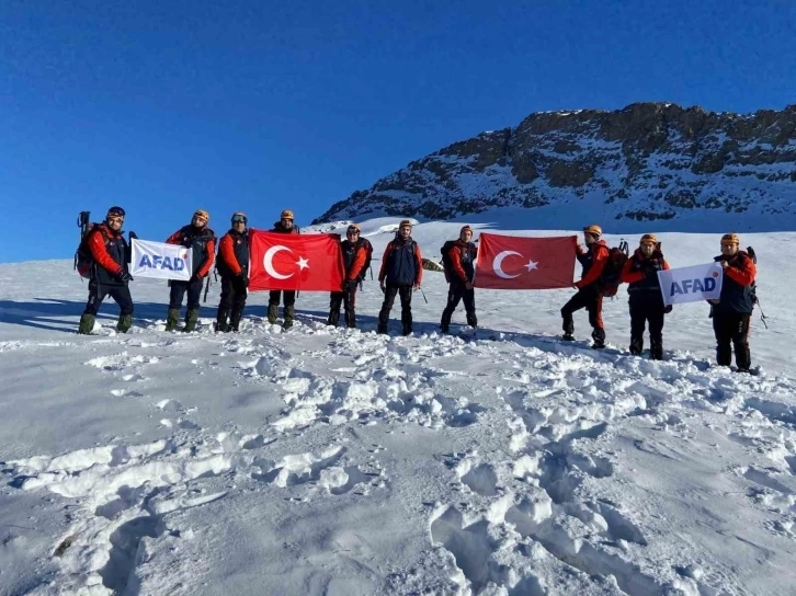 Sarıkamış şehitleri Van’da Erek Dağı’nın zirvesinde anıldı