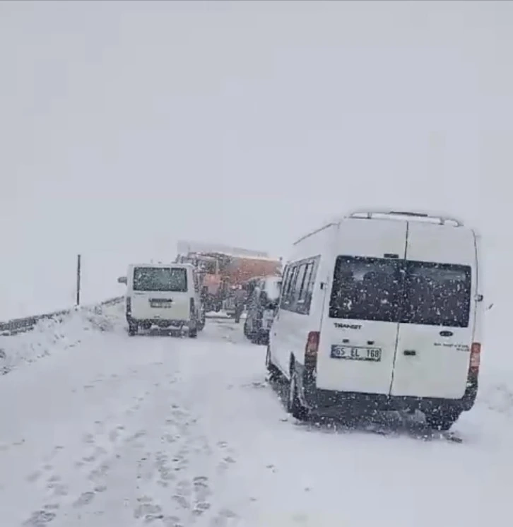 Yüksekova-Şemdinli kara yolunda çok sayıda araç mahsur kaldı