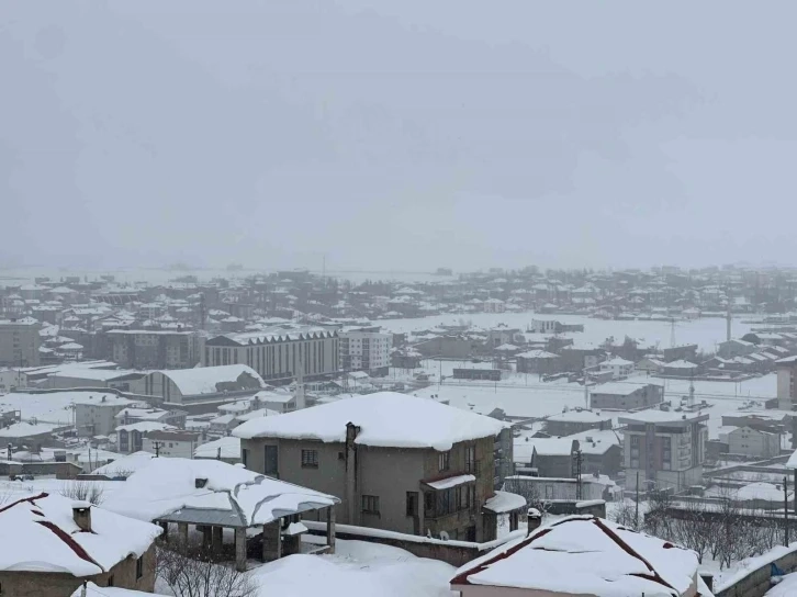 Kar doğuda hayatı durduruyor, Hakkari’de 96 köy ve 202 mezra yolu ulaşıma kapandı