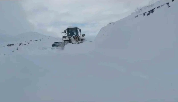 Siirt Pervari'de  grup köy yolu ulaşıma kapandı